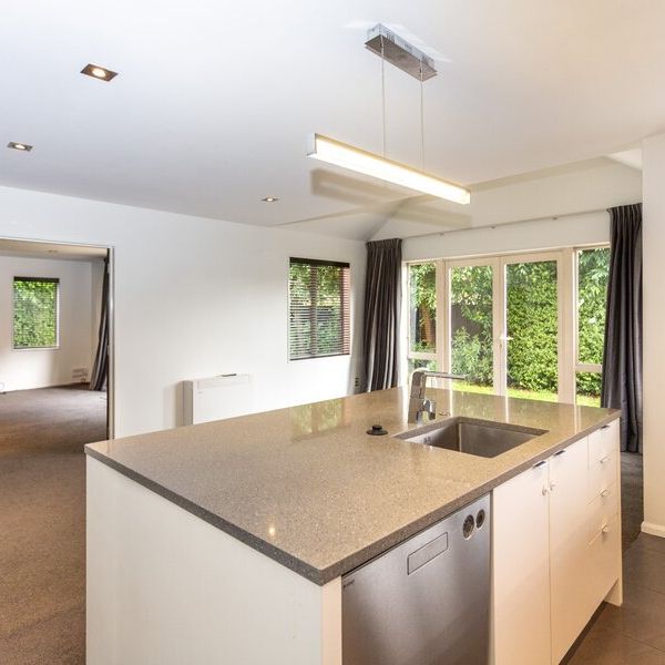 Executive 4 bedroom pet friendly home! - Photo 1