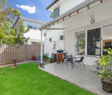 “Stunning Townhouse In Prime Location” - Photo 1