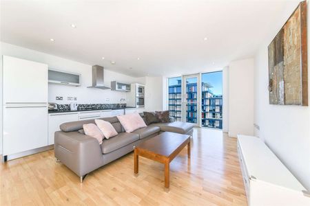 A bright two bed penthouse apartment with a large roof terrace with panoramic views across London. - Photo 3