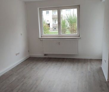 Renovierte 2,5-Zimmer-Wohnung mit Balkon in ruhiger Wohnanlage! - Photo 1