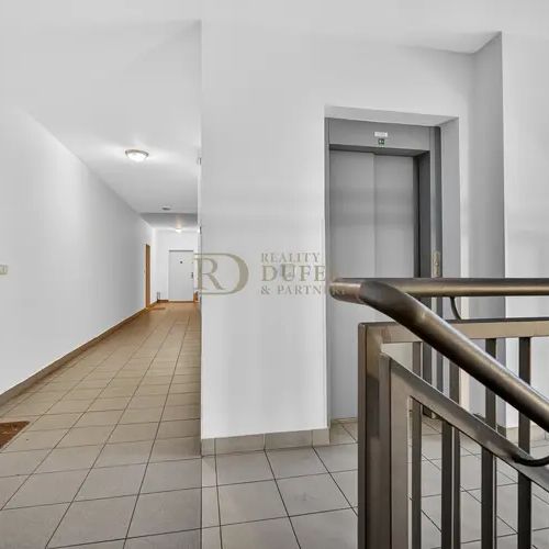 Pronájem bytu 2+kk s balkonem, garáží a prostorným sklepem 22,6 m - Фото 1