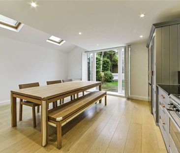 Immaculately presented five bedroom family home, between the commons. - Photo 3