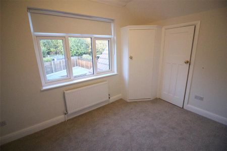 4 bedroom semi-detached house to rent - Photo 3
