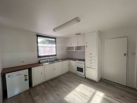 Renovated Three Bedroom in Corio - Photo 4