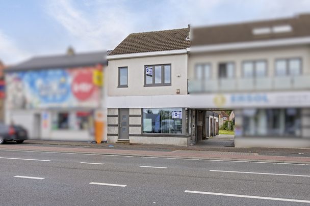 Appartement met één slaapkamer, terras en inpandige garage te Rekem te huur. - Photo 1