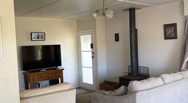 Charming 3BR Home Near Raumati Beach! - Photo 1