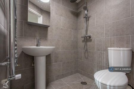 1 bedroom in a house share to rent - Photo 3