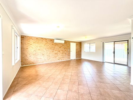 Neat and tidy 3 bedroom home with Split system air conditioning! - Photo 4