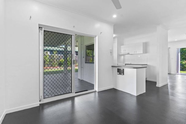 Fully Air condition - 13KW Solar - Pool - Near Mt Sheridan Plaza - Photo 1