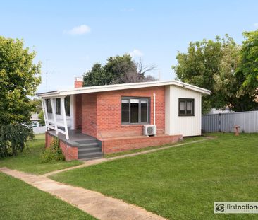 Charming 4-Bedroom Cottage - Photo 2