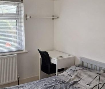 Room in a Shared House, Bridges Lane, CR0 - Photo 4