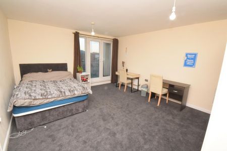 3 bedroom apartment to rent - Photo 4