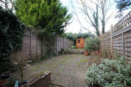 Egham Hill, Egham, TW20 - Photo 2