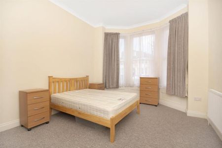3 bedroom flat to rent - Photo 4
