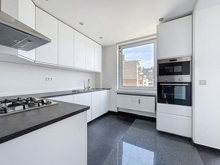 Appartement te huur in Ixelles - Photo 2