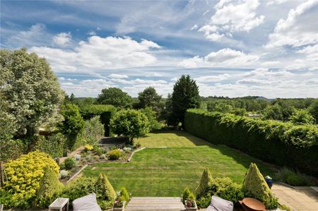 A beautiful unique character five bedroom property, overlooking the Wentworth Estate. - Photo 5