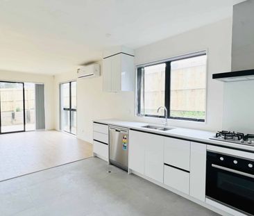 Near new family home located in Torbay - Photo 3