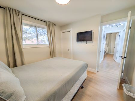 Beautiful 3 Bedroom Main Unit in Niagara Falls! - Photo 5