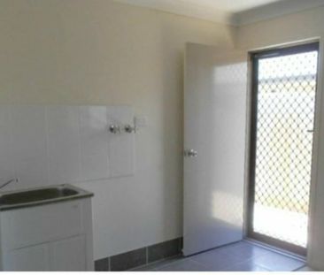 Modern 3 Bedroom Home - Photo 3