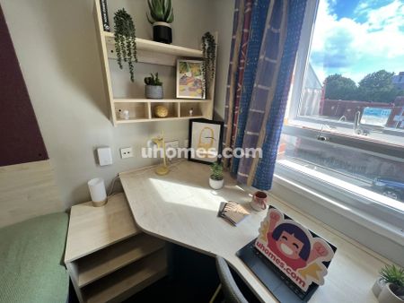 Large Ensuite: Three Bed Flat - Photo 2