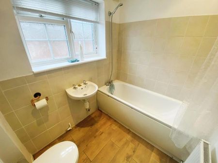 Corbets Tey Road, Upminster, RM14 - Photo 3