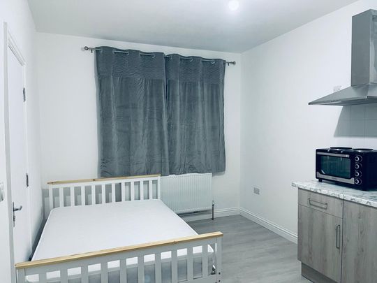 Self contained studio next to Gants hill tube station-£1100 inclusive bills - Photo 1