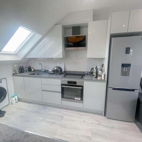 Stunning Bedroom Flat In Fairmead Crescent, HA8 - Photo 1