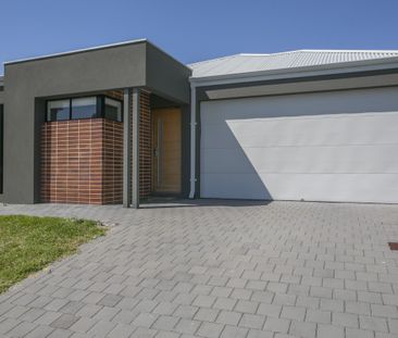 A stone throw away from Emerald Park! - Photo 1