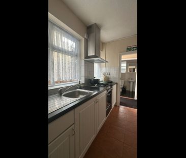 4 Bed Terraced House, Hall Road, E6 - Photo 4