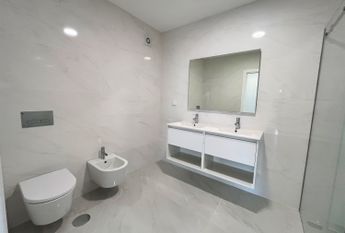 2 bedroom flat like new near the Wisteria Shopping Center!