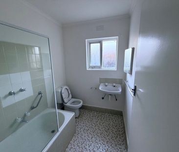 Charming 1 Bedroom Apartment in Caulfield North - A Serene Retreat ... - Photo 4