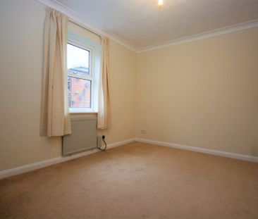 2 Bedroom Flat / Apartment - Pound Road, Aldershot - Photo 4