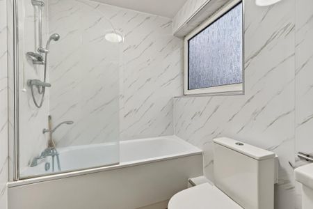 3 bedroom flat to rent - Photo 4