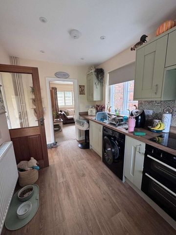 A charming two-bedroom end-terrace cottage constructed of attractive red brick, enjoying far-reaching views across the Nottinghamshire countryside. Extensively - Photo 5