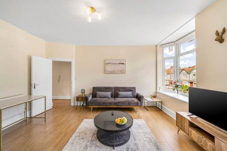 2 Bed Flat, Cranbrook Road, IG2 - Photo 2