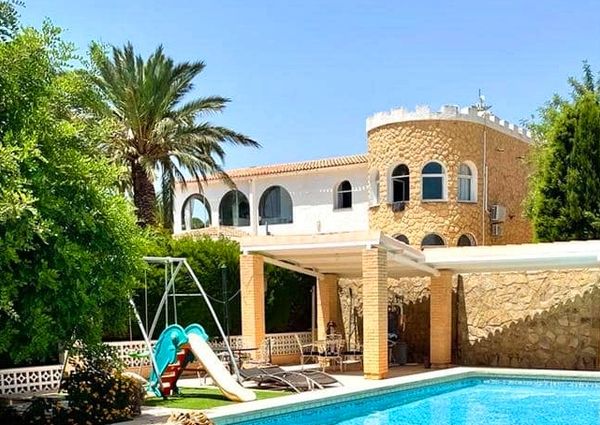 LONG TERM RENTAL. Spacious villa with 6 bedrooms for rent.
