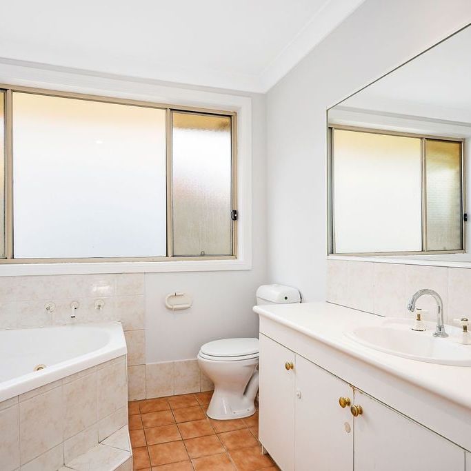 Spacious Family Home - Converted Garage - Photo 1