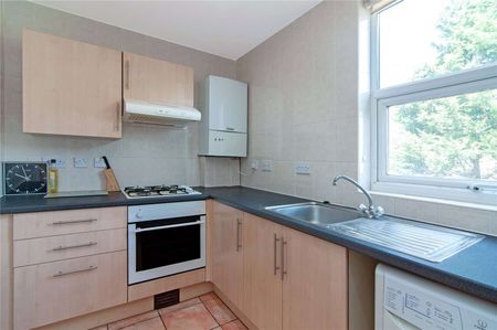 This three bedroom flat on Tooting Bec Road would be ideal for professional sharers. - Photo 5