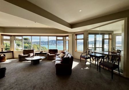 Expansive living with uninterrupted harbour views - Photo 2