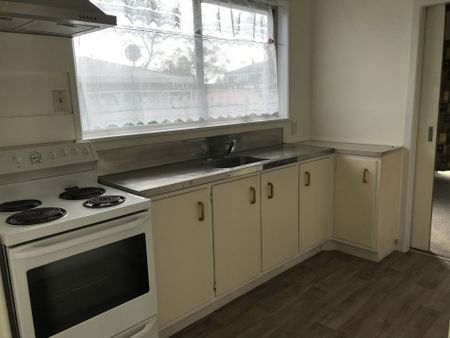 Home Alone - 2 brm plus Garage - Photo 5