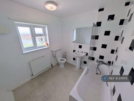 2 bedroom semi-detached house to rent - Photo 2