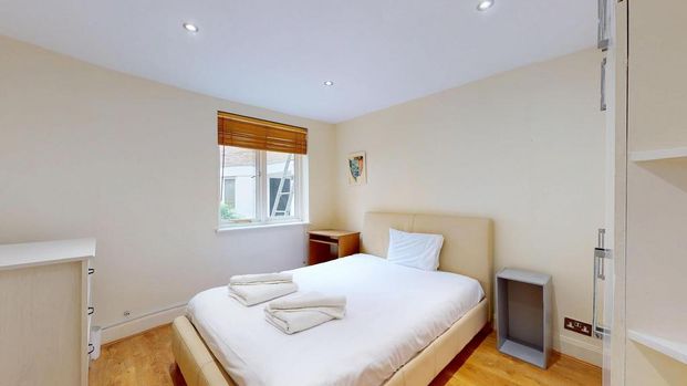 4 bedroom mews to rent - Photo 1