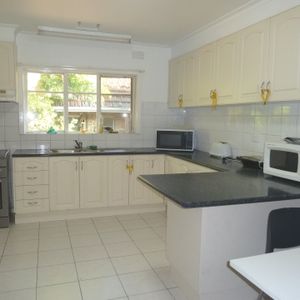 Single room in rooming house - Photo 3