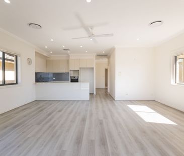 Three bedroom townhouse with stunning water views - Photo 2