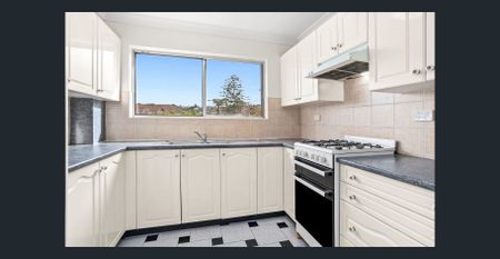 Two Bedroom Apartment with Balcony & Spacious Living - Photo 4