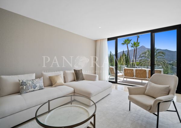 Stunning modern family villa in the prestigious heart of Las Brisas