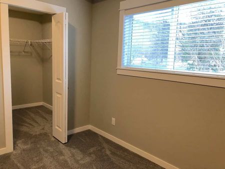 DT Kelowna, near Knox Mountain: 3 bed, 3 bath House – August 1st - Photo 2