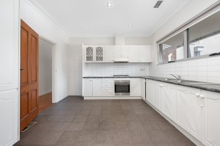 WALKING DISTANCE TO CHAPEL STREET!! - Photo 4