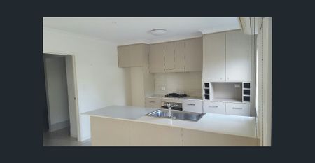 Three Bedroom Secure Townhouse - Photo 5