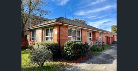 TWO BEDROOM, TWO BATHROOM RENOVATED UNIT IS SURE TO IMPRESS! | HODGES CAULFIELD - Photo 3